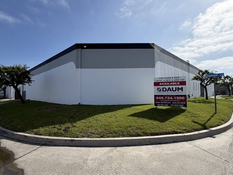 10K & 11k SF on 1.1 Acre Corner Lot portfolio of 2 properties for sale on LoopNet.ca - Building Photo - Image 2 of 9