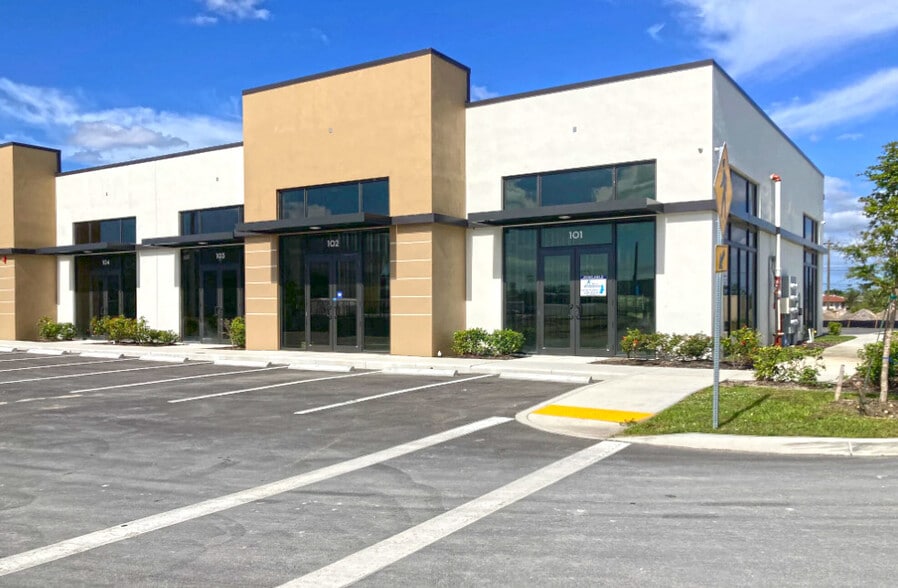 1260-1261 NE 8th St, Cape, Cape Coral, FL for lease - Building Photo - Image 1 of 3