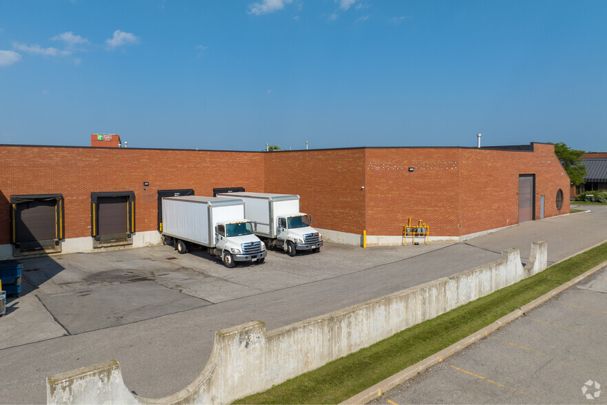 5690-5700 Ambler Dr, Mississauga, ON for lease - Building Photo - Image 3 of 6