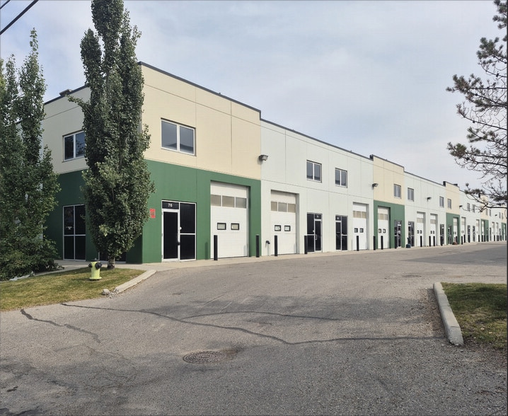 4807 32nd St SE, Calgary, AB à vendre - Photo du bâtiment - Image 2 de 9