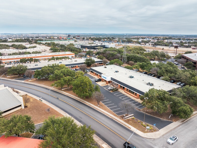 12450 Network Blvd, San Antonio, TX à louer - Photo du bâtiment - Image 2 de 11