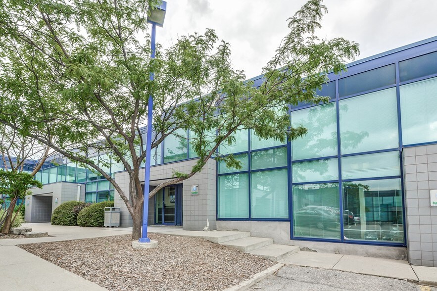 145 Traders Blvd E, Mississauga, ON à louer - Photo du bâtiment - Image 2 de 8