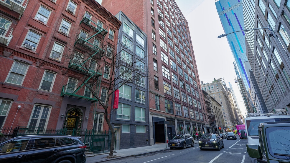324 W 44th St, New York, NY for sale - Building Photo - Image 3 of 10