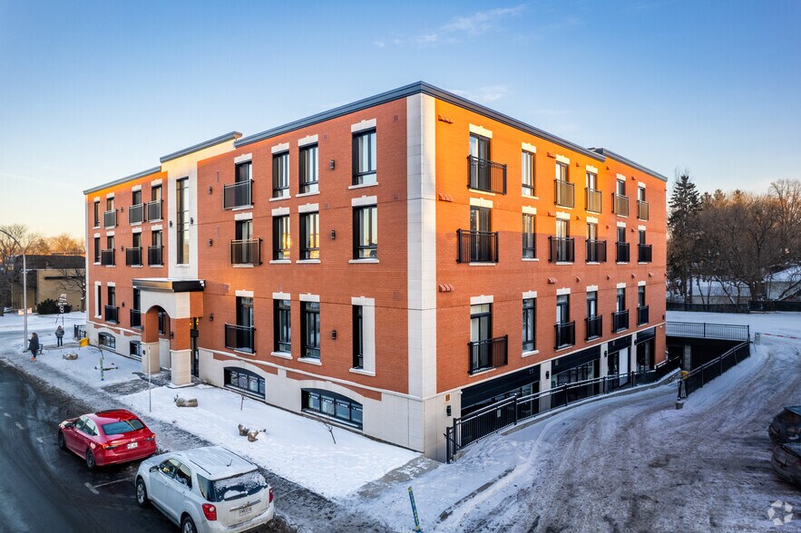 450-460 Rue Saint-Charles O, Longueuil, QC à louer - Photo principale - Image 1 de 6