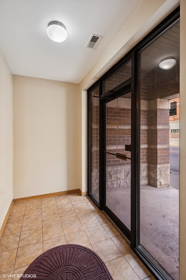 1471 W Irving Park Rd, Chicago, IL 60613 - Unit C -  - Interior Photo - Image 1 of 17