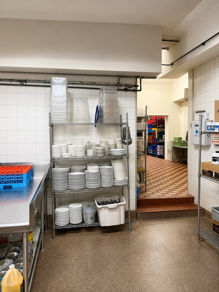 101 City Island Ave, Bronx, NY for lease - Interior Photo - Image 2 of 11