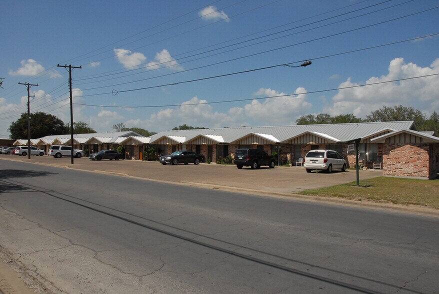 1400 N Saint Marys St, Beeville, TX à vendre - Photo du b timent - Image 1 de 1