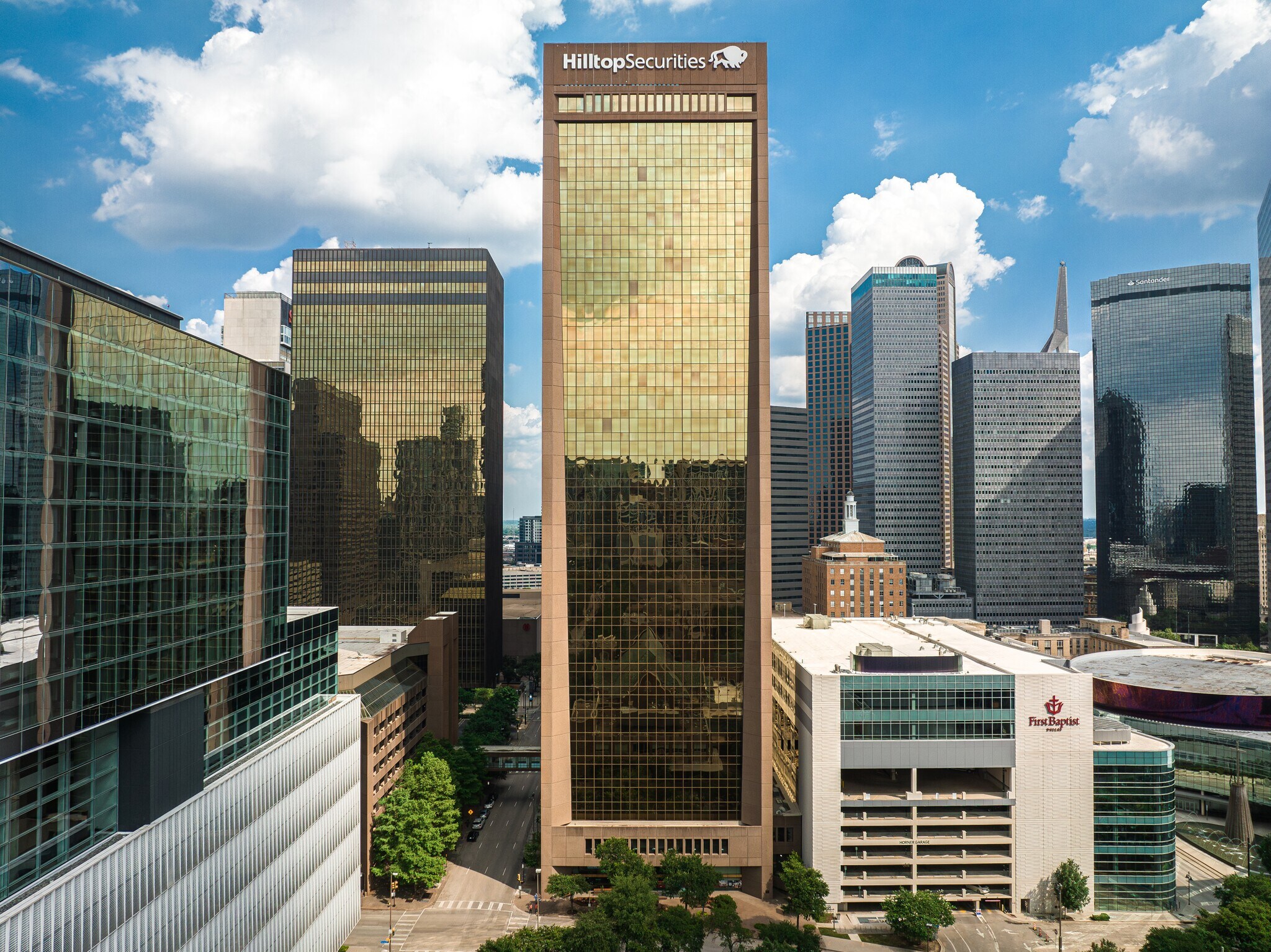 717 N Harwood St, Dallas, TX à louer Photo du bâtiment- Image 1 de 9