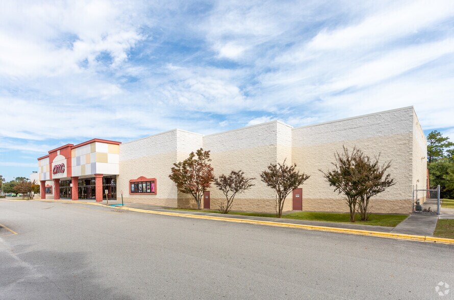 111 Cinema Dr, Wilmington, NC à louer - Photo du bâtiment - Image 2 de 7