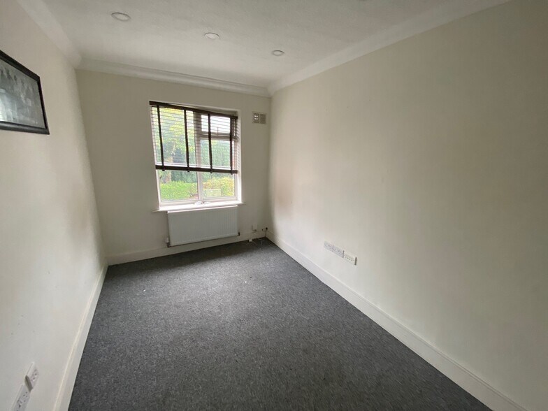 22 Church Rd, Cheadle for lease - Interior Photo - Image 3 of 5