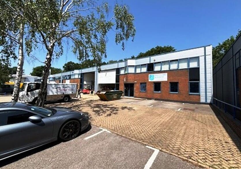 Wade Rd, Basingstoke à louer - Photo du bâtiment - Image 2 de 3