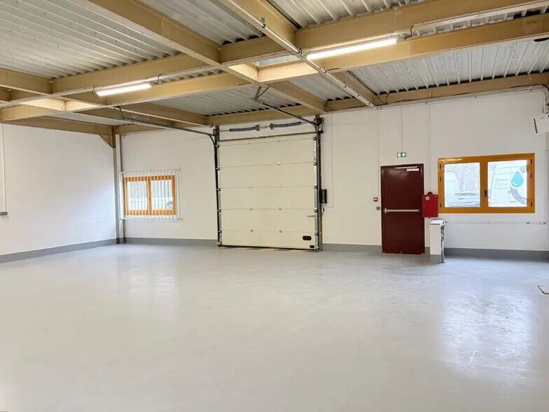 Office in Croissy-Beaubourg for lease - Interior Photo - Image 1 of 9