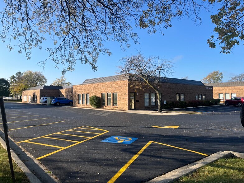 10 W Phillip Rd, Vernon Hills, IL à louer - Photo du bâtiment - Image 2 de 3
