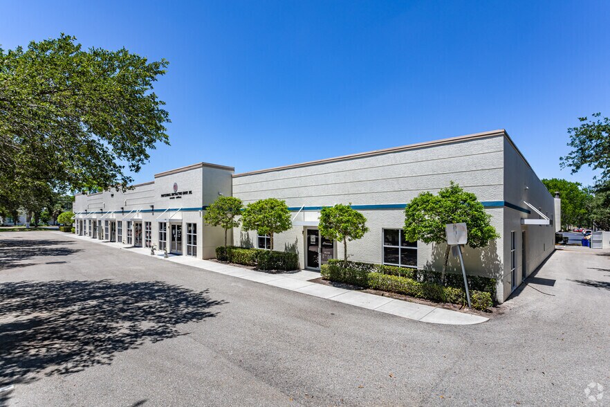 9201 Brookwood Ct, Bonita Springs, FL à vendre - Photo du bâtiment - Image 2 de 7