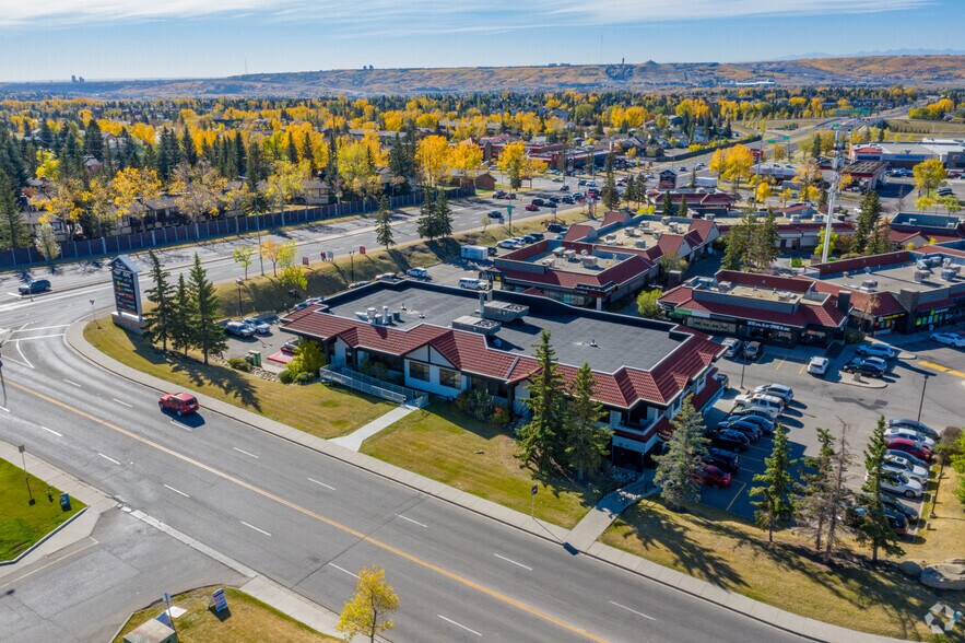 60 Crowfoot Cres NW, Calgary, AB à louer - Aérien - Image 1 de 2