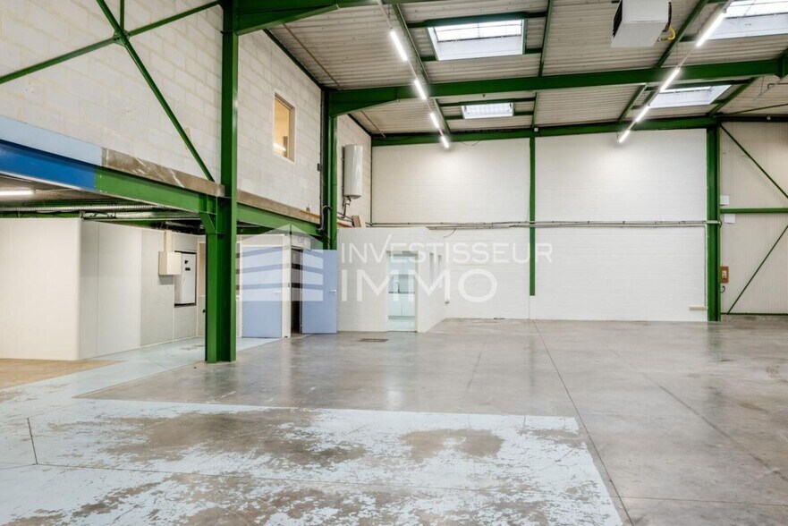 Office in Saint-Thibault-des-Vignes for lease - Interior Photo - Image 1 of 5