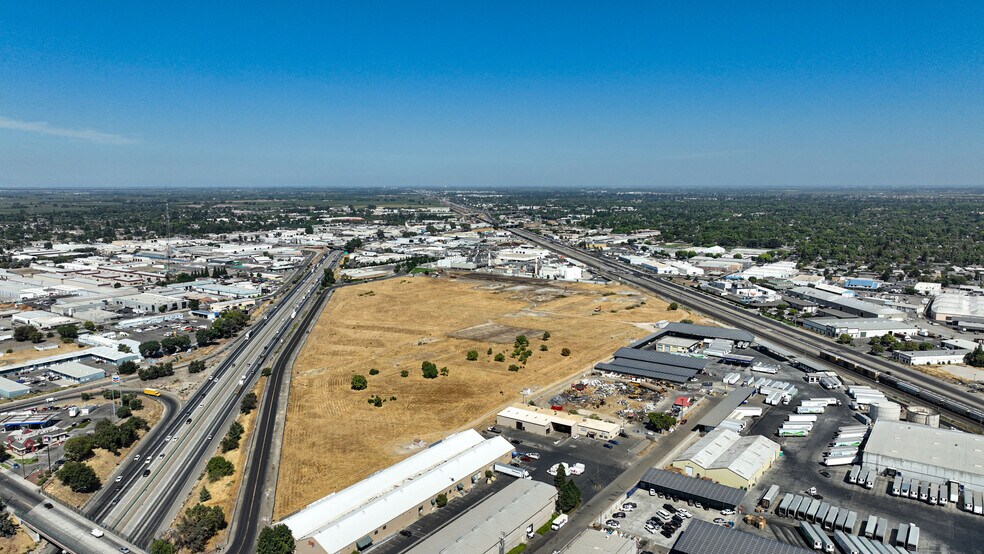 1200 Graphics Dr, Modesto, CA à vendre - Aérien - Image 3 de 7