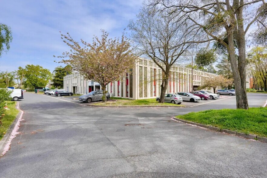 Flex dans Éragny à louer - Photo du bâtiment - Image 2 de 15