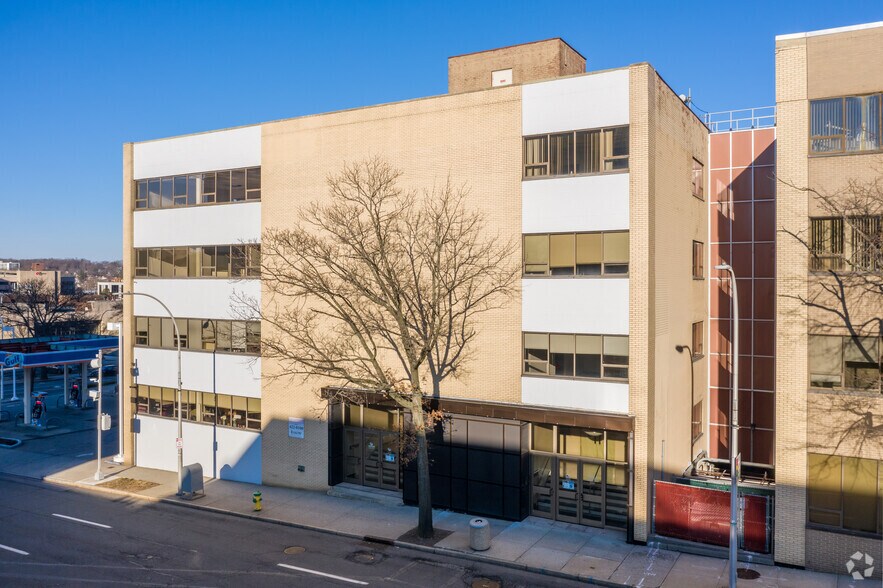 300 Hamilton Ave, White Plains, NY à louer - Photo du bâtiment - Image 2 de 4