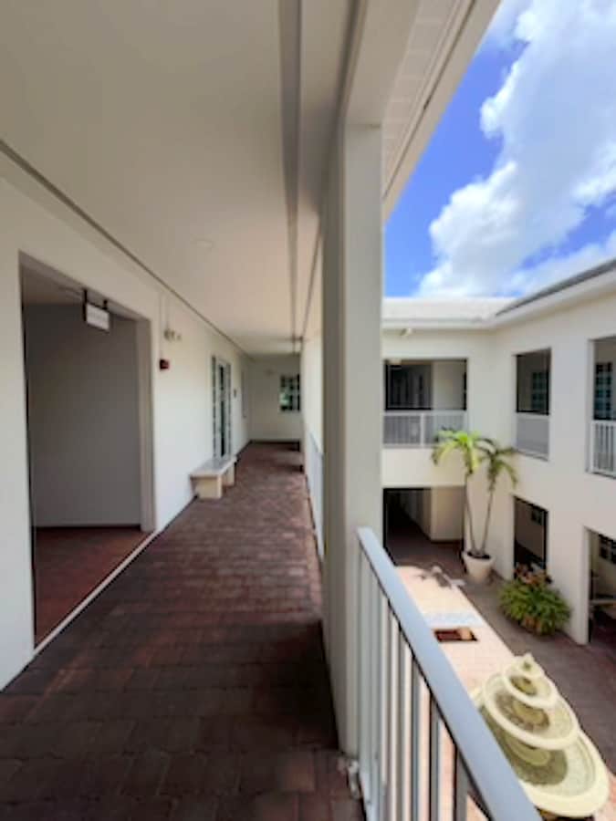 5300-5350 W Hillsboro Blvd, Coconut Creek, FL 33073 - Unité 213 - - Hall d’entrée - Image 1 of 9
