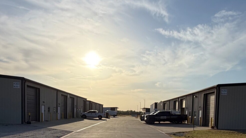 4300 US Hwy 377, Aubrey, TX à louer - Photo du bâtiment - Image 2 de 6