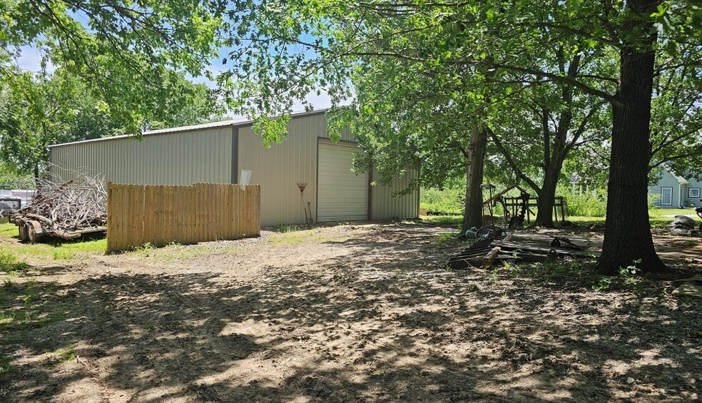 223 W 2nd St, Bonham, TX à vendre - Photo du bâtiment - Image 2 de 15
