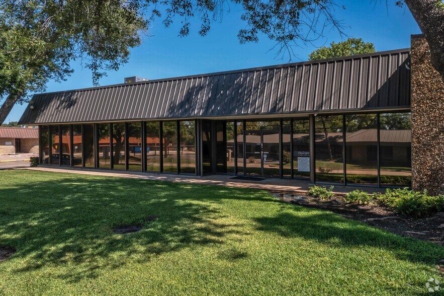 8650 King George Dr, Dallas, TX for sale - Building Photo - Image 1 of 15