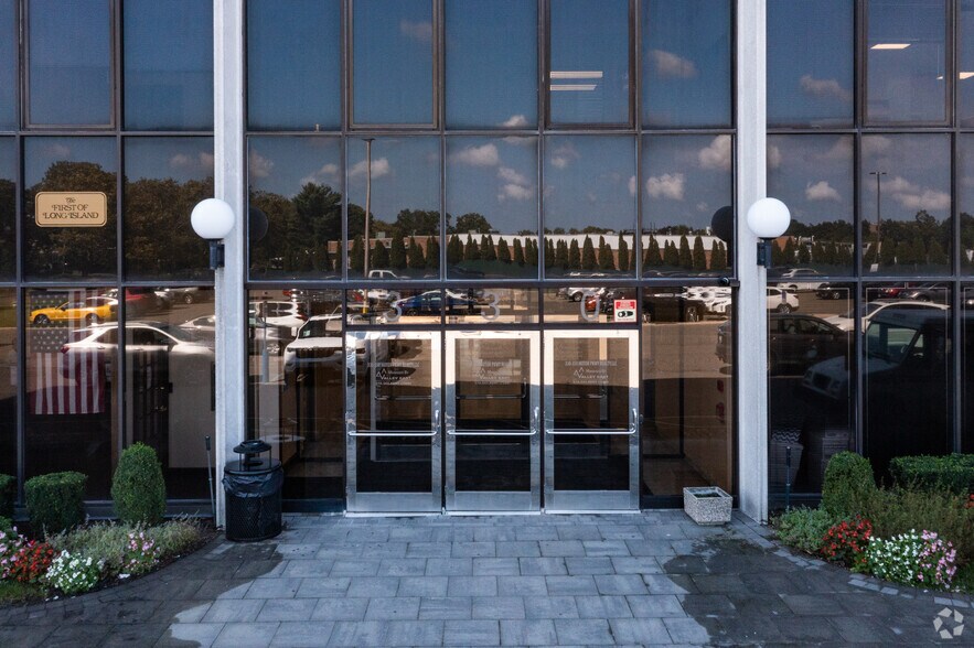 330 Motor Pkwy, Hauppauge, NY à louer - Photo du bâtiment - Image 3 de 5