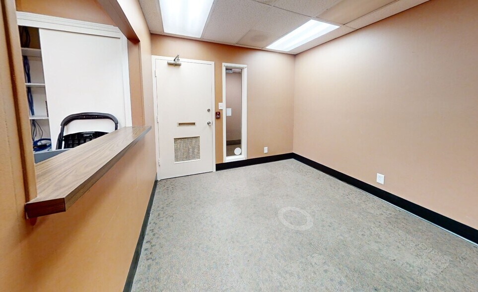 10625 W North Ave, Milwaukee, WI à louer - Numérisation 3D de Matterport - Image 2 de 27