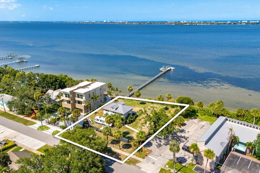 1811 Riverview Dr, Melbourne, FL à vendre - Photo du bâtiment - Image 3 de 42