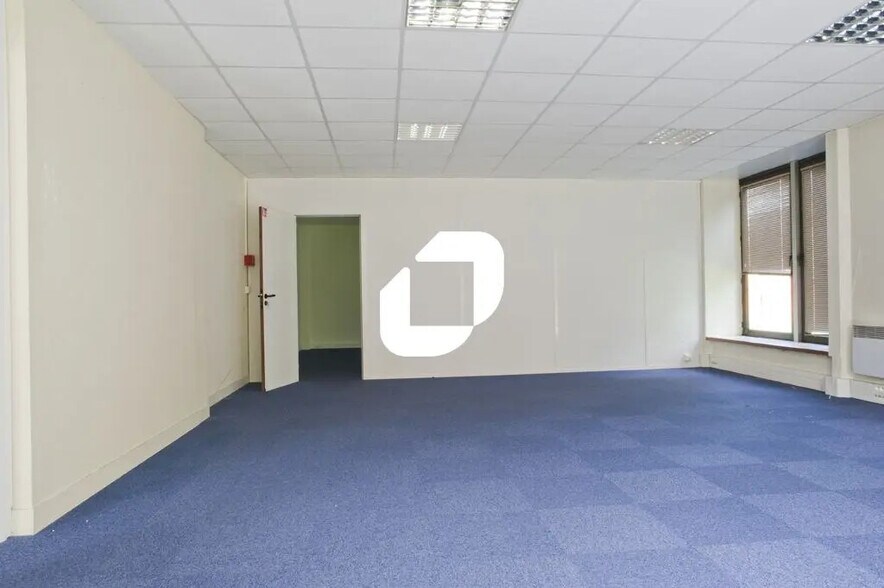 Office in Croissy-Beaubourg for lease - Interior Photo - Image 3 of 7
