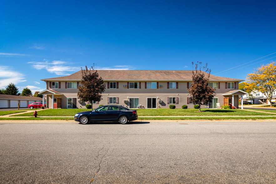 1021 Grandview Ave, Tomah, WI à vendre - Photo du bâtiment - Image 1 de 54