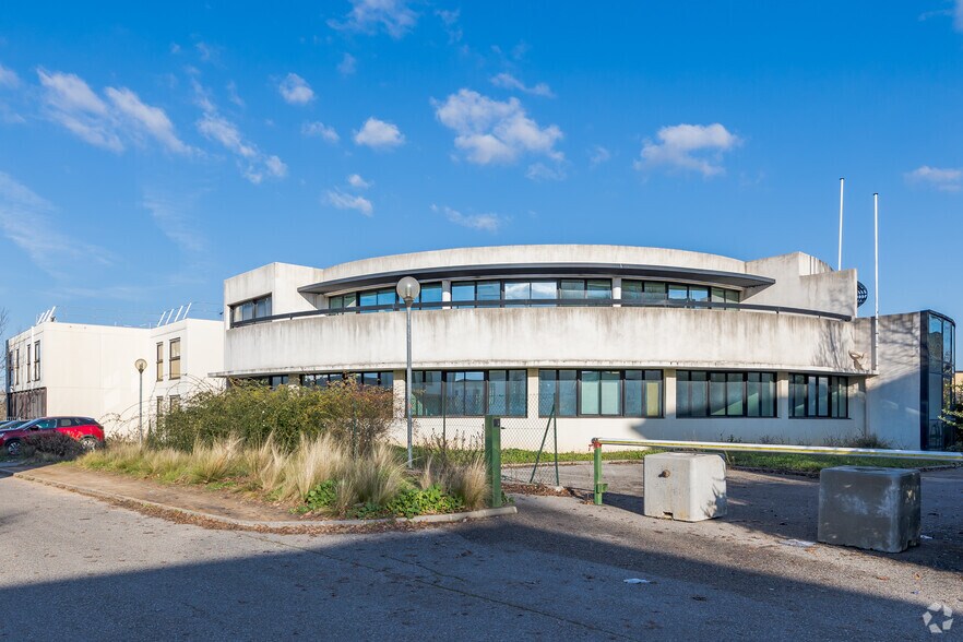 980 Rue Andre Ampere, Aix-en-Provence for lease - Primary Photo - Image 1 of 3