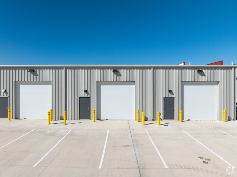 183 Crossing, Lockhart, TX for lease - Building Photo - Image 3 of 6