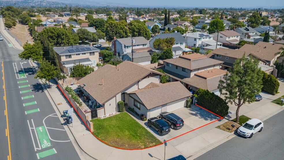2229 Ponderosa St, Santa Ana, CA à vendre - Photo du bâtiment - Image 3 de 12