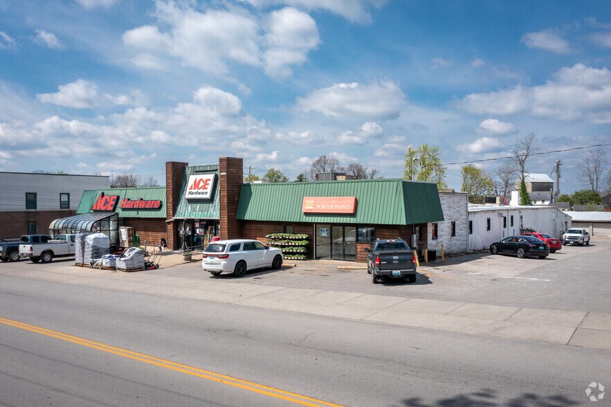 221 N Main St, Versailles, KY à louer - Photo principale - Image 1 de 5