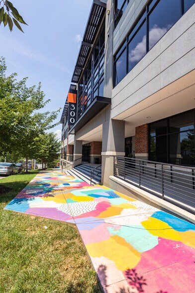 300 W Summit Ave, Charlotte, NC à louer - Photo du bâtiment - Image 2 de 8