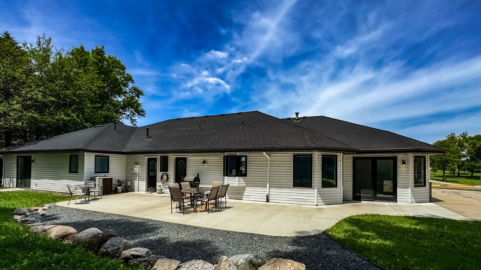 203 Frank Ave NW, Elysian, MN à vendre - Photo du bâtiment - Image 2 de 16