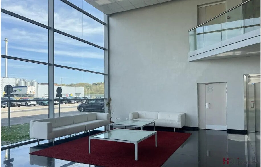 Office in Le Grand-Quevilly for lease - Lobby - Image 3 of 20