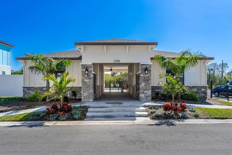2001 Silverstone Cir, Clearwater, FL à vendre - Photo du bâtiment - Image 3 de 8
