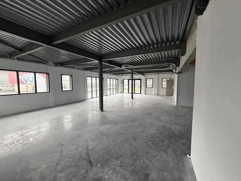 Retail in Gujan-Mestras for sale Interior Photo- Image 1 of 16