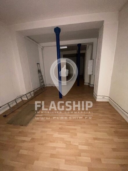 Retail in Paris for lease - Interior Photo - Image 2 of 9
