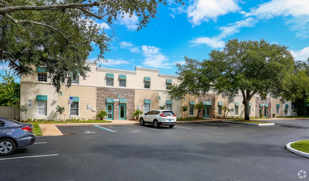 1370 Sarno Rd, Melbourne, FL à louer - Photo du bâtiment - Image 2 de 8