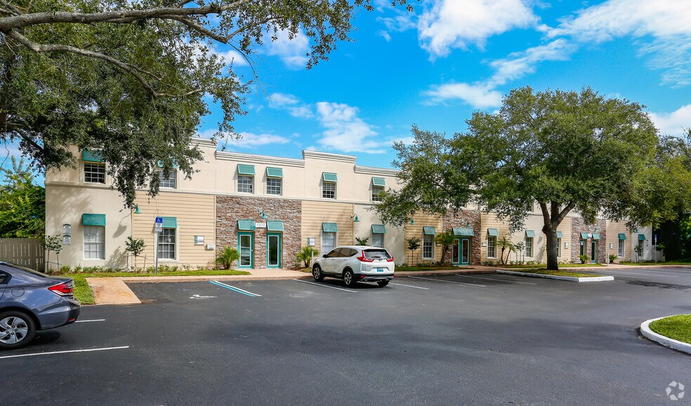 1370 Sarno Rd, Melbourne, FL à louer - Photo du bâtiment - Image 2 de 5