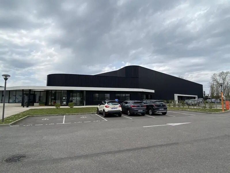 8 Rue Du Maréchal De Lattre De Tassigny, Élancourt for lease Building Photo- Image 1 of 11