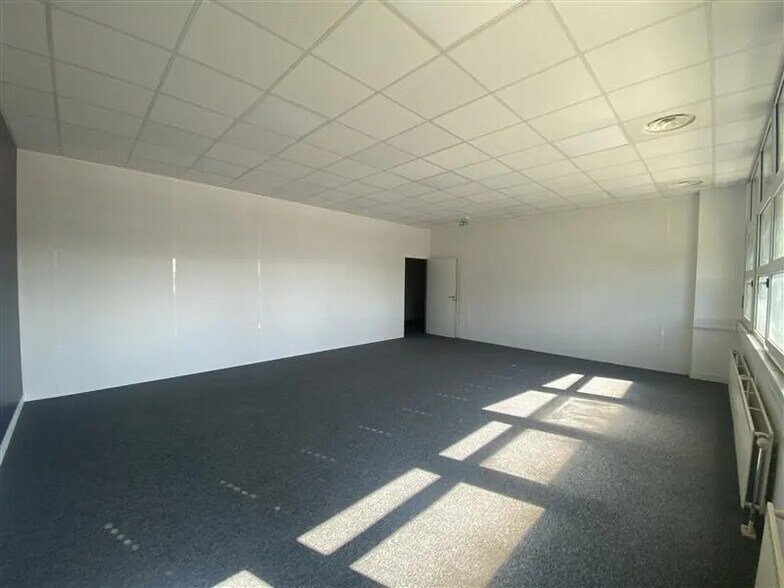 Office in Goussainville for lease - Interior Photo - Image 2 of 9