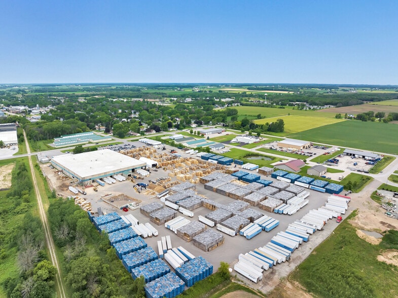 112 N Mainline Dr, Seymour, WI for sale - Building Photo - Image 2 of 5