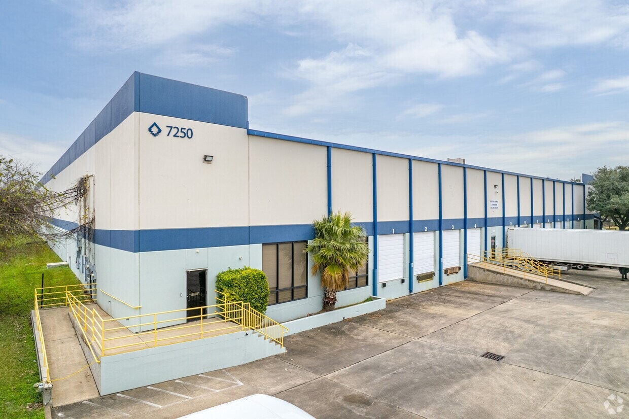 7250 W 43rd St, Houston, TX for lease Building Photo- Image 1 of 2
