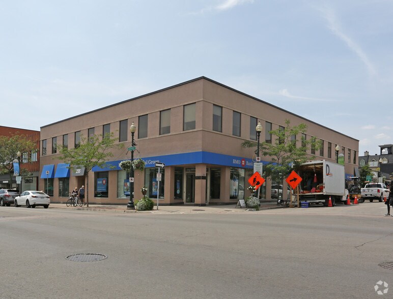 235 Lakeshore Rd E, Oakville, ON à louer - Photo principale - Image 1 de 3