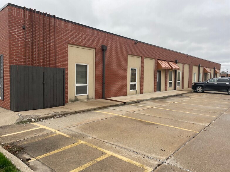 1201 W College St, Liberty, MO à louer - Photo du bâtiment - Image 2 de 22